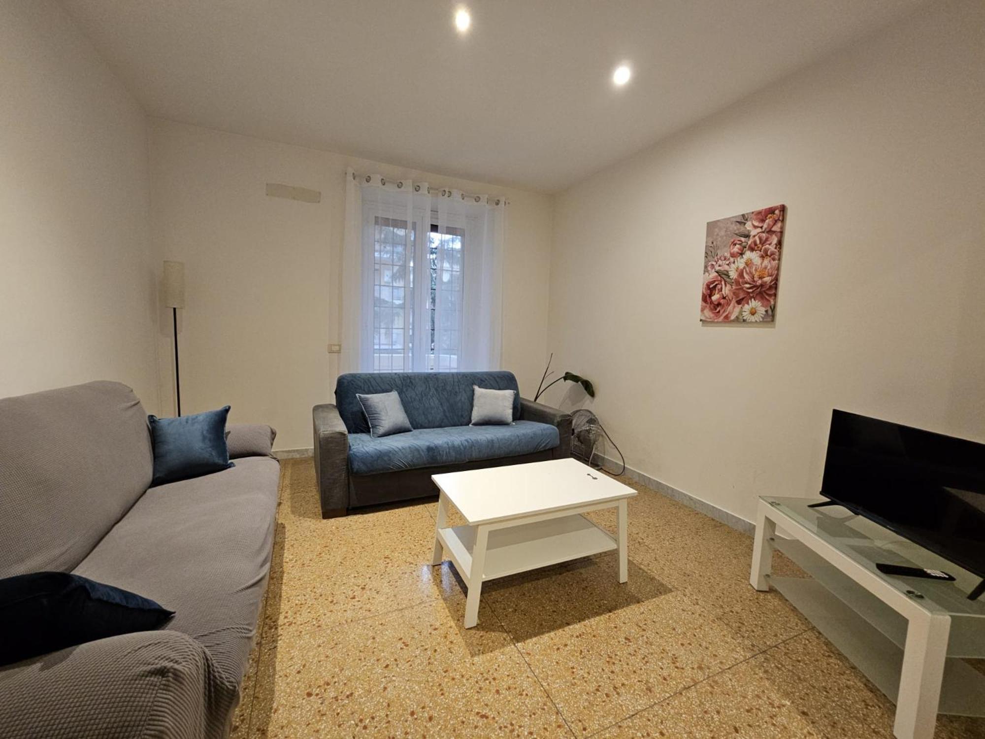 Apartment Be Your - Isabella Bright Rom